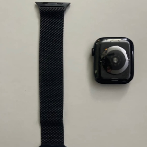 Apple Watch Series 4- 44mm STAINLESS STEEL GPS & LTE in GREAT CONDITION! - Picture 2 of 3